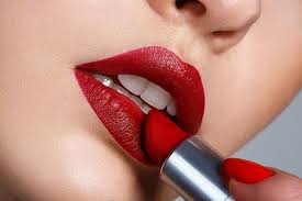 applying matte lipsticks
