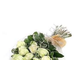 Изображение: Букет из белых роз и зелени