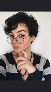 Scroll down to get straight to the haircuts and hairstyles! Howtomakeyourhaircurly Curly Hair Styles Naturally Androgynous Hair Short Hair Styles