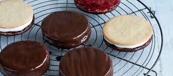 What type of biscuit is in a Wagon Wheel?