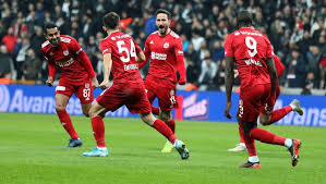 Sivasspor 2019/2020 fikstürü, iddaa, maç sonuçları, maç istatistikleri, futbolcu kadrosu, haberleri fikstür sayfasında sivasspor takımının güncel ve geçmiş sezonlarına ait maç fikstürüne ulaşabilirsiniz. Demir Grup Sivasspor Ein Super Lig Tabellenfuhrer Ohne Schulden
