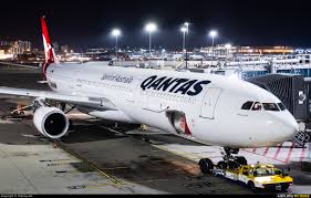 vh qpe qantas airbus a330 300 at hkg
