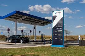 Les autoroutes Vinci font le plein de stations de recharge ultra-rapide avant l’été