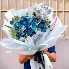 cuddle bug blue roses bouquet