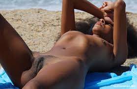 Schwarze frau nackt am strand