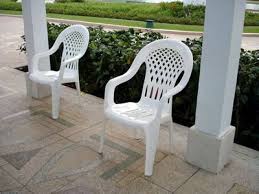 how to clean white plastic lawn chairs