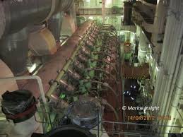 engines are used over 4 stroke on ships