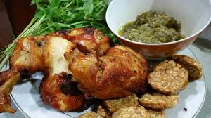 Lebih mantap lagi, ayam goreng kremes itu disajikan dengan sambal terasi dan lalapan. Jess Kitchen Lab Ayam Goreng Indonesia Fried Chicken Indonesia Style