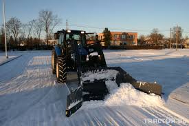 Снегорин се обърна в канавка в района на село стойките. Snegorin Za Traktor I Kamion Din Plocha V Tehnika Za Pochistvane Tractor Bg