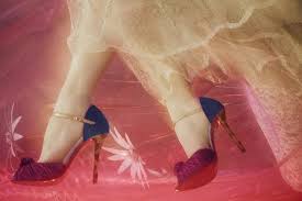 أما ارتداء الحذاء ذات الكعب العالي، يدل على حصول هذه البنت على وظيفة مرموقة. ØªÙØ³ÙŠØ± Ø±Ø¤ÙŠØ© Ù„Ø¨Ø³ Ø§Ù„Ø­Ø°Ø§Ø¡ ÙÙŠ Ø§Ù„Ù…Ù†Ø§Ù… Ù„Ø§Ø¨Ù† Ø³ÙŠØ±ÙŠÙ† Ù…ÙˆÙ‚Ø¹ Ø²ÙŠØ§Ø¯Ø©
