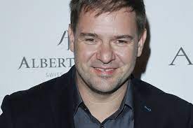 He is an actor, known for kryminalni (2004), drzazgi (2008) and 39 i pól (2008). Tomasz Karolak Nie Mozna Dac Sie Opluc Styl Pl