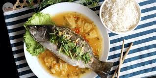 Di dalam loyang, sapukan ikan dengan sedikit garam dan taburkan dengan halia, bawang kecil dan bawang putih. Fish Rasaflix
