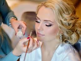 makeup artist does stunning makeup look