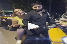 Rakhi Sawant ने सबके सामने कर दी बॉयफ्रेंड आदिल की बेइज्जती, वीडियो में  देखें वजह-Rakhi Sawant insulted boyfriend Adil in front of everyone, see  the reason in the video | News24