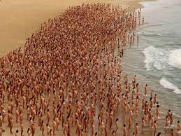 Kunstaktion: 2.500 Nackte stellen sich am Bondi Beach in Sydney auf