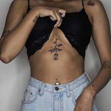 Tatouage entre les seins : 10 idées de tattoos