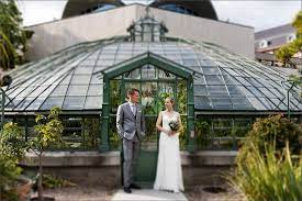 Brautpaar fotoshooting im botanischen garten basel und spalenberg. Hochzeitsfotografin Basel Botanischer Garten Schutzenhaus