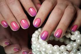 10 adorable short pink nails to try in