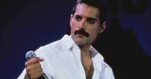 He is remembered for his powerful vocal. Great King Fred Unser Portrat Von Freddie Mercury Rock Antenne