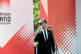 コブクロ・小渕健太郎が緊張の中で国歌独唱 2020東京オリンピック日本代表選考レースで選手たちにエール | SPICE - エンタメ特化型情報メディア  スパイス