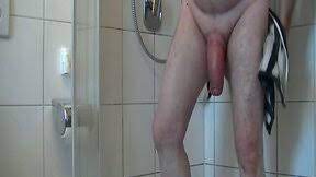 Nackte männer beim duschen beobachten