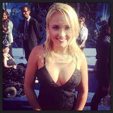 Emily Osment is fucking gorgeous : r/jerkofftoceleb