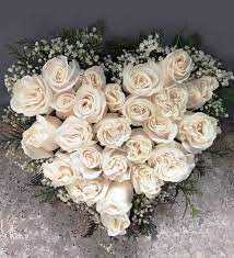 Jeden tag werden tausende neue, hochwertige bilder hinzugefügt. Buy The White Heart Funeral Arrangement Of 25 White Roses