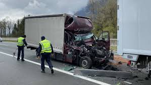 M25 london clockwise severe accident, at j28 for a12 brentwood. Erneut Unfall Auf A12 Crash Auf Autobahn Lenker Aus Wrack Geschnitten Krone At