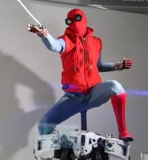 Homecoming figure features the teenage hero's homemade suit, which includes a sleeveless hoodie, blue sweatpants, goggles and red socks. Spiderman Homemade Suit Hot Toys Sixth Scale Figure Spider Man Far From Home Mms Pop Culture Zone