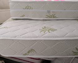 Калъф за матрак стандарт е изработен от висококачествена плетена дамаска с бял цвят, прошита в изключително приятни орнаменти. Kapitoniran Kalf Aloe Vera