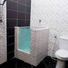 Kamar mandi sempit jangan dipenuhi dengan dekorasi yang tidak dibutuhkan. Desain Kamar Mandi Minimalis Terbaru Keramik Batu Alam Kamar Mandi Kecil Desainer Interior Indonesia
