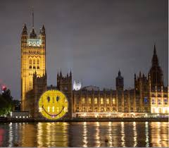 La serie de los parlamentos de londres es un conjunto de diecinueve cuadros realizada por el pintor impresionista claude monet entre 1900 y 1904. Proyectan En Edificio De Londres Una Gigantesca Cara Feliz