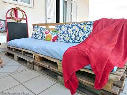 Quickly Make A Super Easy Pallet Couch
