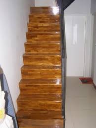 Dengan daya tahan kayu jati yang sudah terbukti, anda bisa mendapatkan tak hanya keanggunan pijakan tangga, namun juga kekuatan yang sanggup bertahan hingga puluhan tahun lamanya. Lantai Kayu Parket Untuk Tangga Rumah Rumah Parket