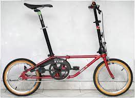 Dahon ought to make a model like this. 80s Dahon Classic This Early Model Of Dahon Folding Bike Has Been Restored By Keeping Its Original Paint Decals And Some Of Its Parts Dahon Folding Bike Bike