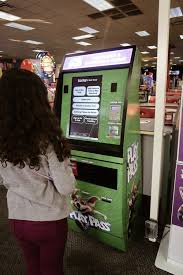 keeps the kids entertained with chuck e