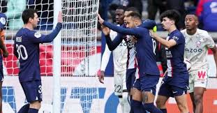 free kick earns psg 4 3 win over lille