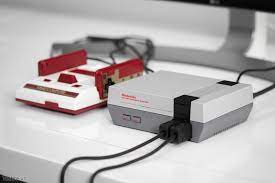 Trên tay máy chơi game NES Classic Mini: nhỏ gọn, rất nhẹ, tay bấm to như  hồi xưa,...