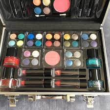 the color insute makeup vanity box