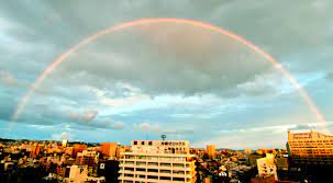 那覇の夕焼け空に架かった大きな虹 鮮やかな七色 | 沖縄タイムス＋プラス