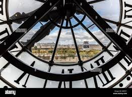 Blick durch die riesige Uhr das Musee d ' Orsay in Paris, Frankreich  Stockfotografie - Alamy