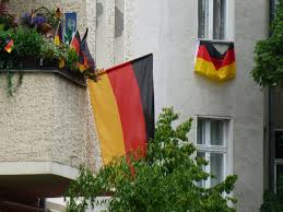 Hilf uns, den politischen kampf ausgewogener zu gestalten! Flaggen Hissen Was In Deutschland Erlaubt Was Verboten Ist Bildderfrau De