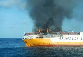 Galería] Buque Con-Ro de Grimaldi se incendia en el Golfo de ...