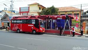 Setelah turun dari bus,panitia memberikan pengumuman. Selama Setahun 30 Sopir Bus Trans Semarang Dipecat Apa Masalahnya