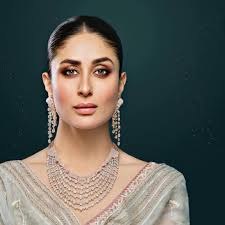 163 cm and weight 54 kg approx. Kareena Kapoor Khan Age Height Biography 2020 Wiki Net Worth Husband