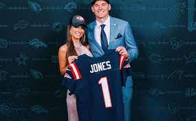 Jun 01, 2021 · the patriots' mac jones was listed at 6'3 through college, but that clearly isn't the case when you look at him in comparison to team's other quarterbacks. Mac Jones Girlfriend Reacted To Him Going 13 Of 19 For 87 Yards In His 1st Preseason Game Pics Total Pro Sports