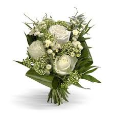 Questo anello sorregge l'intera composizione e attorno ad esso si avvolgono dei fiori bianchi artificiali. Bouquet Con 3 Rose Bianche Fiorellini Bianchi Verde Decorativo