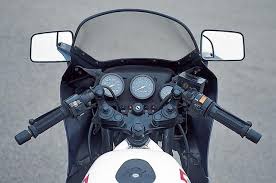 画像 セパレート式のハンドルやトップブリッジなどを黒で統一 ハンドルクランプの位置が高いのは当時のメーカー間自主規制に準じたためで 当時はそのようなものが存在した 燃料タンク容量は17ℓ キャップはタンクの上面とツライチになるエアプレーンタイプを採用する