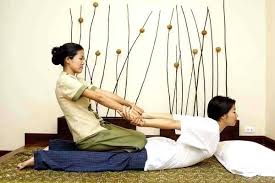 Brasileiros Na Tailandia - Massagem Tailandesa ( Thai massagem ) Thai  massagem , massagem tailandesa ou Nuad Phaen Boran é uma terapia curativa  tailandesa que utiliza a massagem como forma de equilíbrio