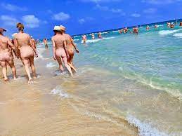 世界最大のヌーディストビーチ「キャプダグド」にある全裸リゾートホテル | 聖プルメリア女学院